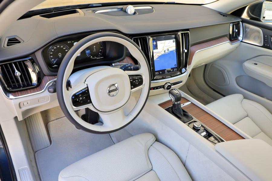 Торпедо Volvo V60 D4 Inscription 2018 года  (WW) (фото 21 из 40)